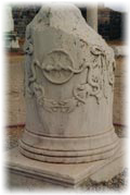 capitello nel tempio-ospedale di Esculapio rappresentante due serpenti che si intrecciano